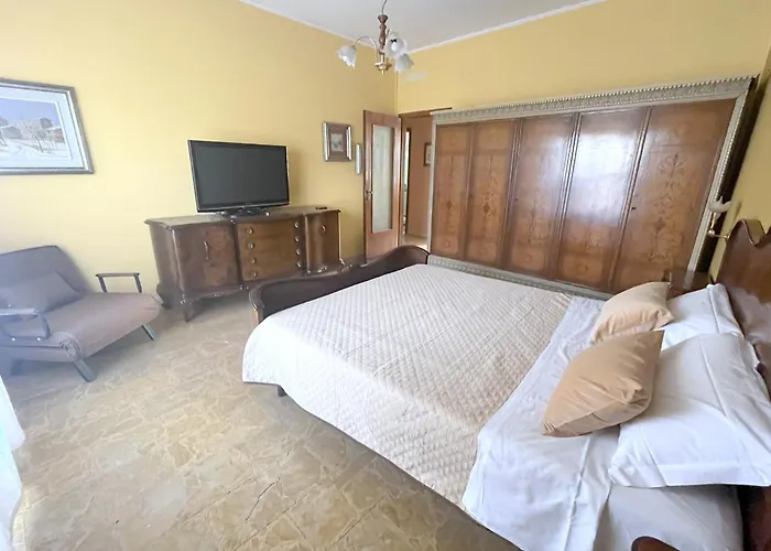 La Lirica Home