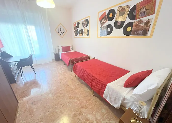 La Lirica Home