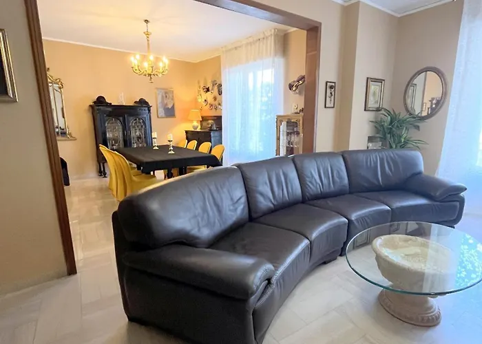 La Lirica Home